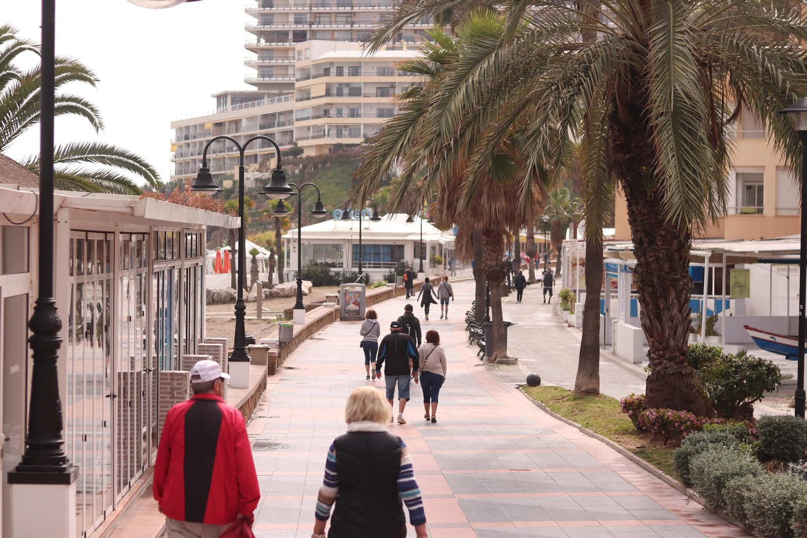 Parte del paseo marítimo de Torremolinos pasadas las 14:00 hora del domingo.