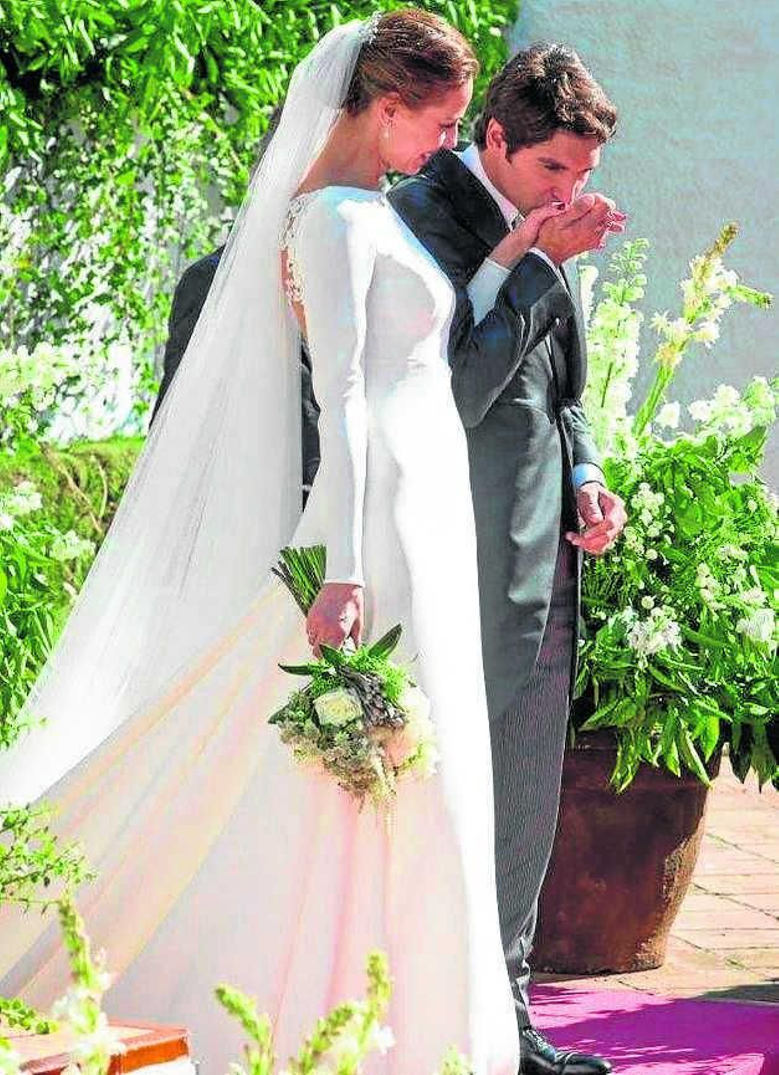 Cayetano en un gesto de cariño hacia su esposa