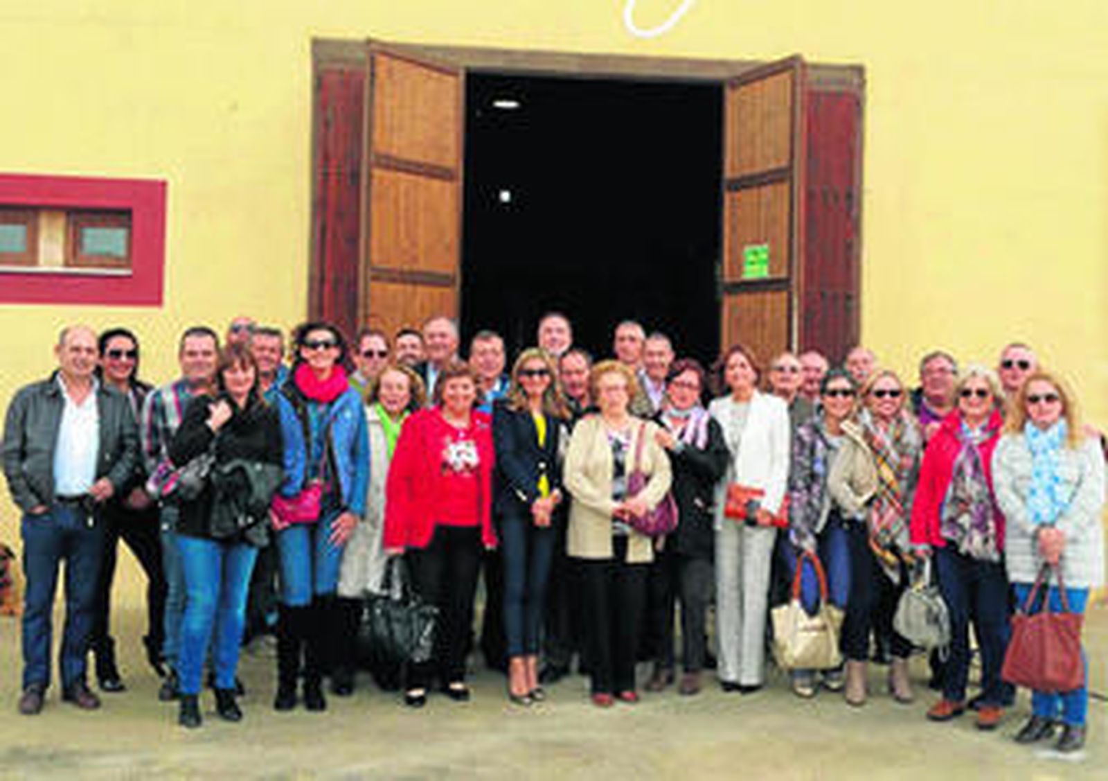 Foto de la familia artillera antes de iniciar la visita a la bodega para conocer la elaboración de los caldos.