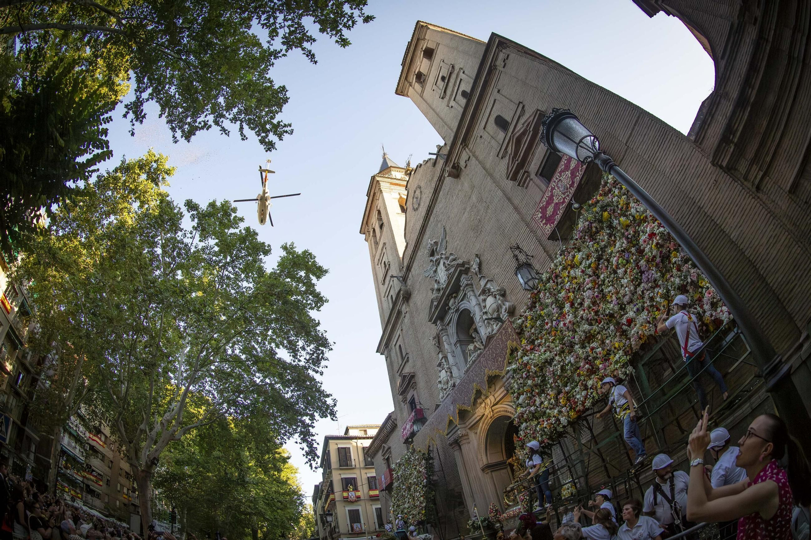 Así ha sido la la tradicional ofrenda a la patrona de Granada