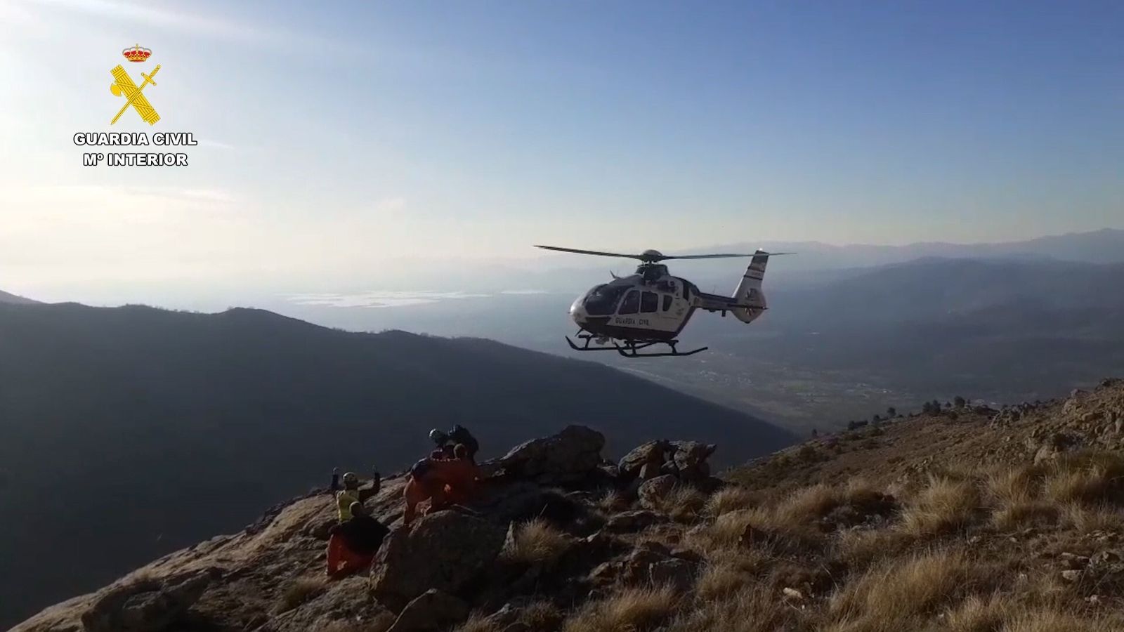 Imagen de archivo de un helicóptero de la Guardia Civil acercándose a una zona montañosa