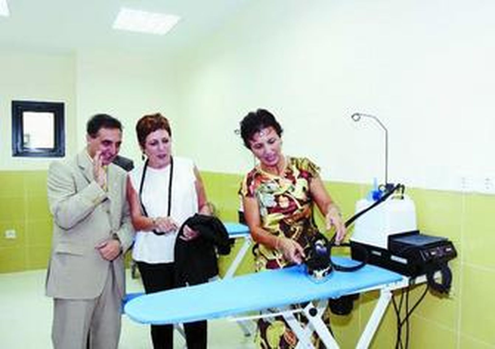 Mercedes Gallizo, de blanco, visitó ayer la infraestructura, ubicada junto a la antigua prisión provincial.