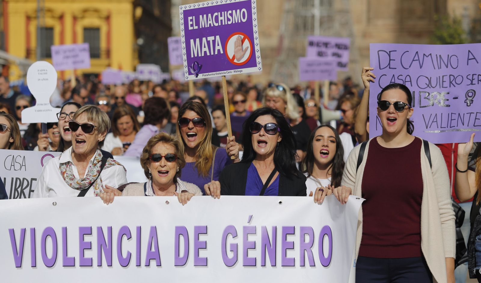 Mujeres de todas las edades, a la cabeza de una de las pancartas que integraron la manifestación.