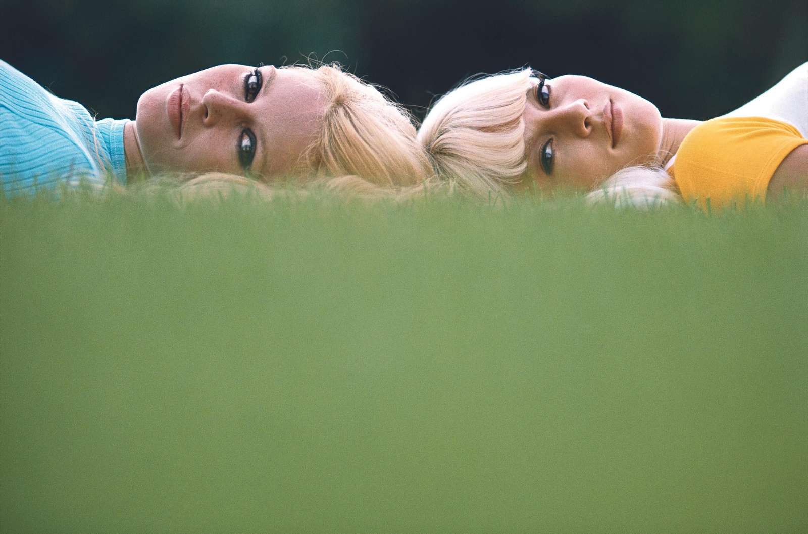 Sylvie Vartan y Brigitte Bardot posan para Jean-Marie Périer.