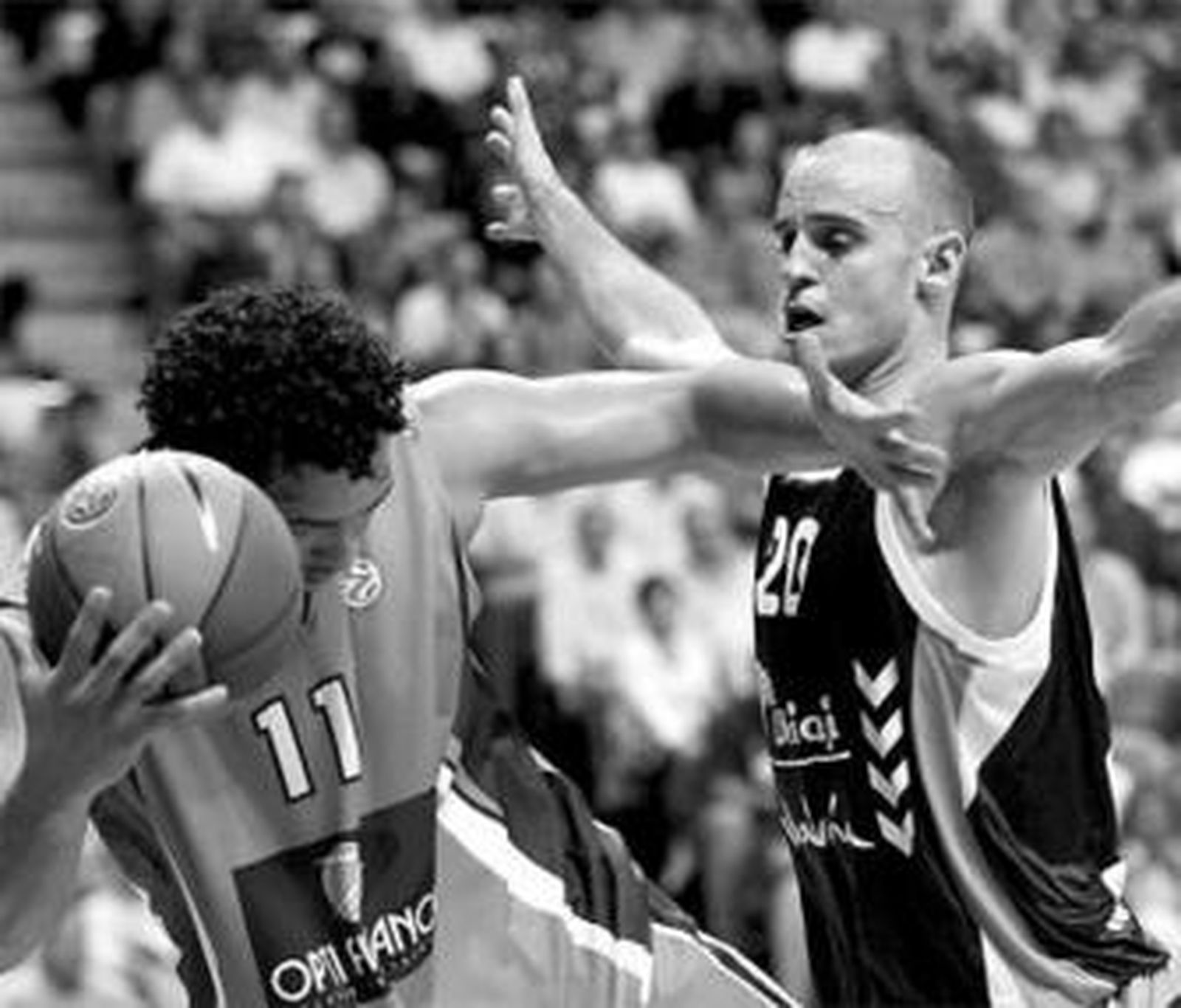 Carlos Jiménez acosa a Batista, que tiene el balón en su poder.