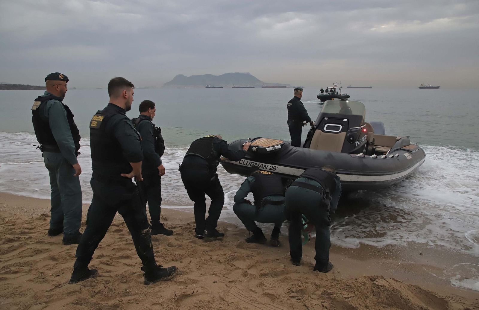 Fotos de la embarcación varada en la playa de Getares en Algeciras