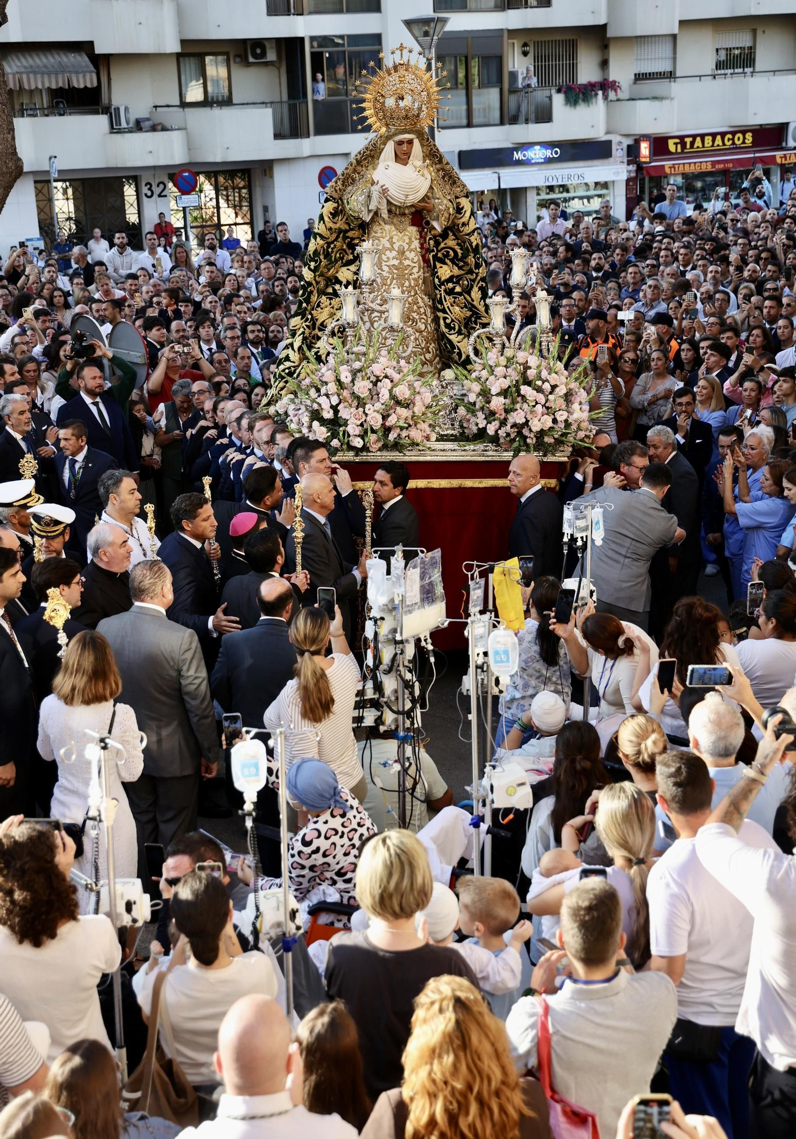 Regreso de la Esperanza de Triana a su paso por el Hospital Infantil del Virgen del Rocío