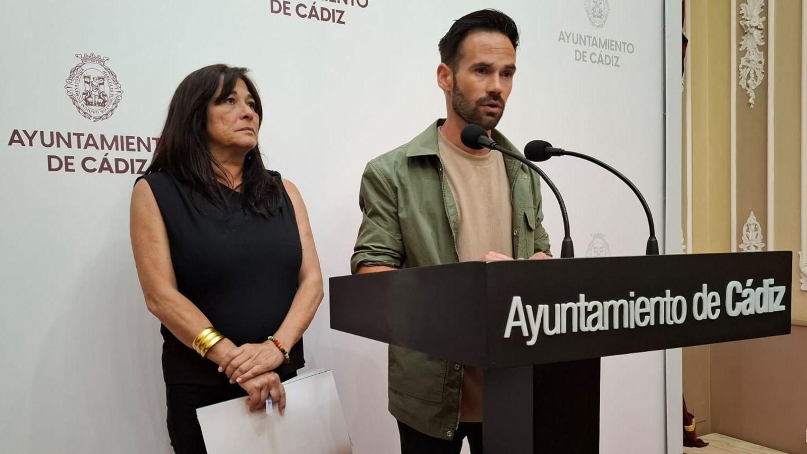 David de la Cruz y Helena Fernández, de AIG, durante la comparecencia ante los medios.