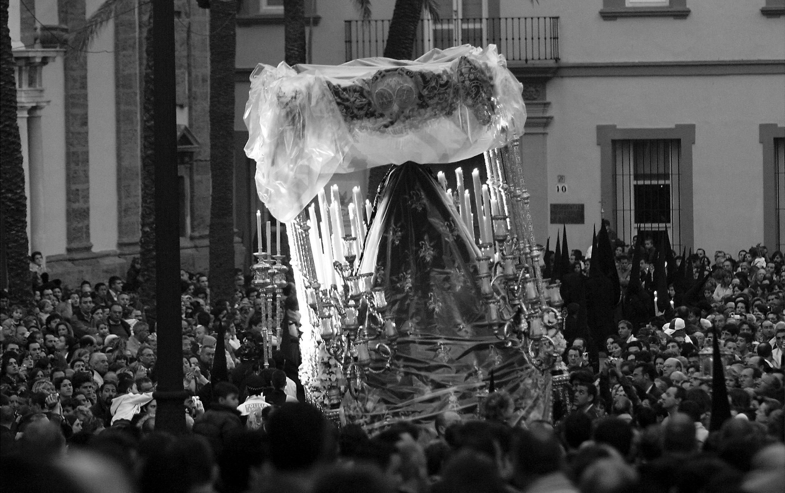 El paso de palio de Dolores de Servitas protegido con un plástico por la Catedral en 2006.