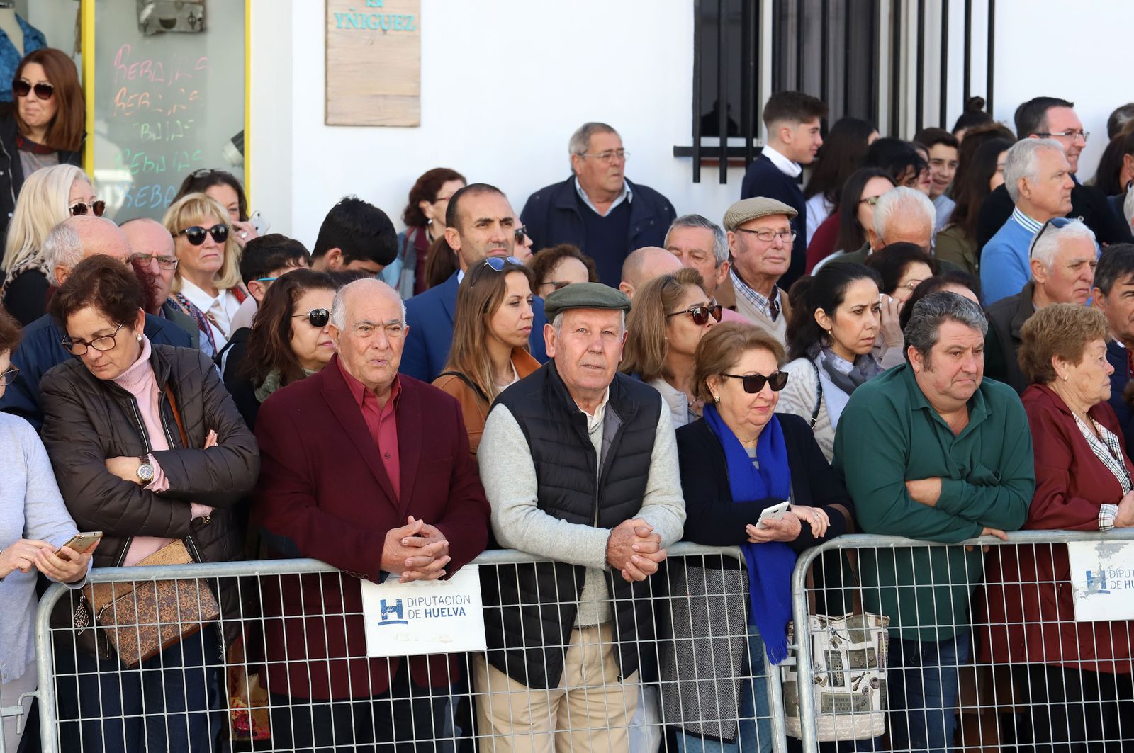 Imágenes de Don Felipe y Doña Letizia arropados por el cariño de los almonteños