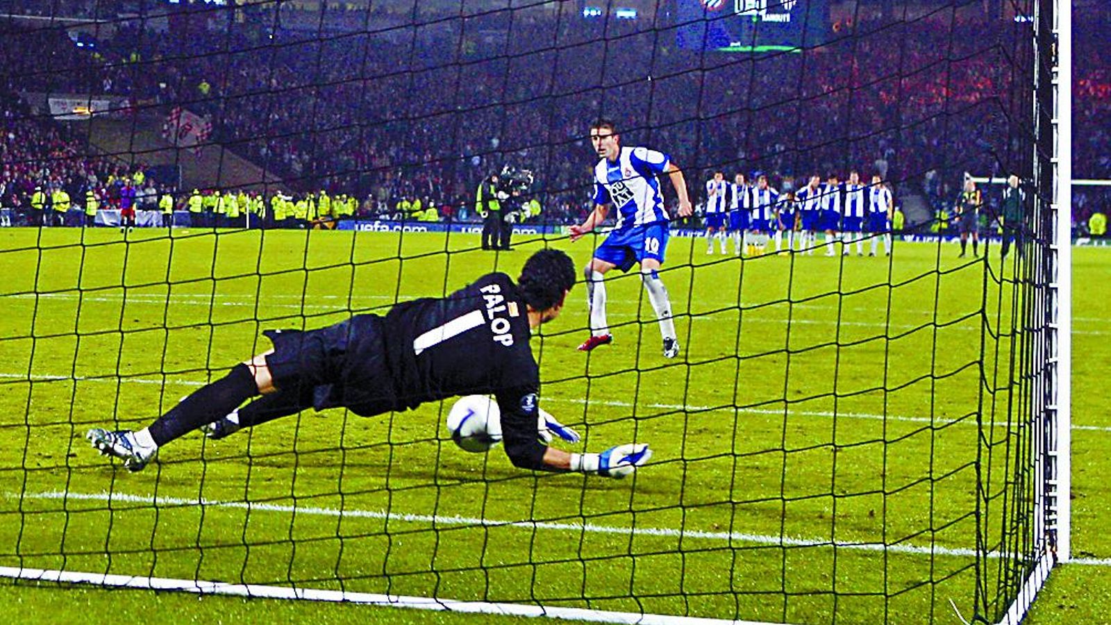 Palop le detiene el primer penalti de la tanda de Glasgow a Luis García. Palop le detiene el primer penalti de la tanda de Glasgow a Luis García.