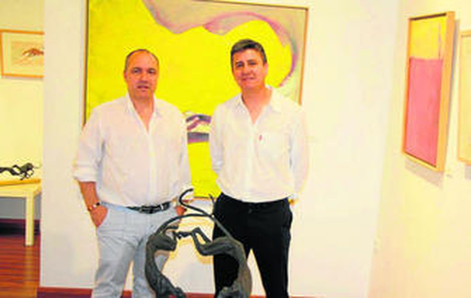Gines J. Fernández, gerente de la galería KartON junto a José Amezcua.