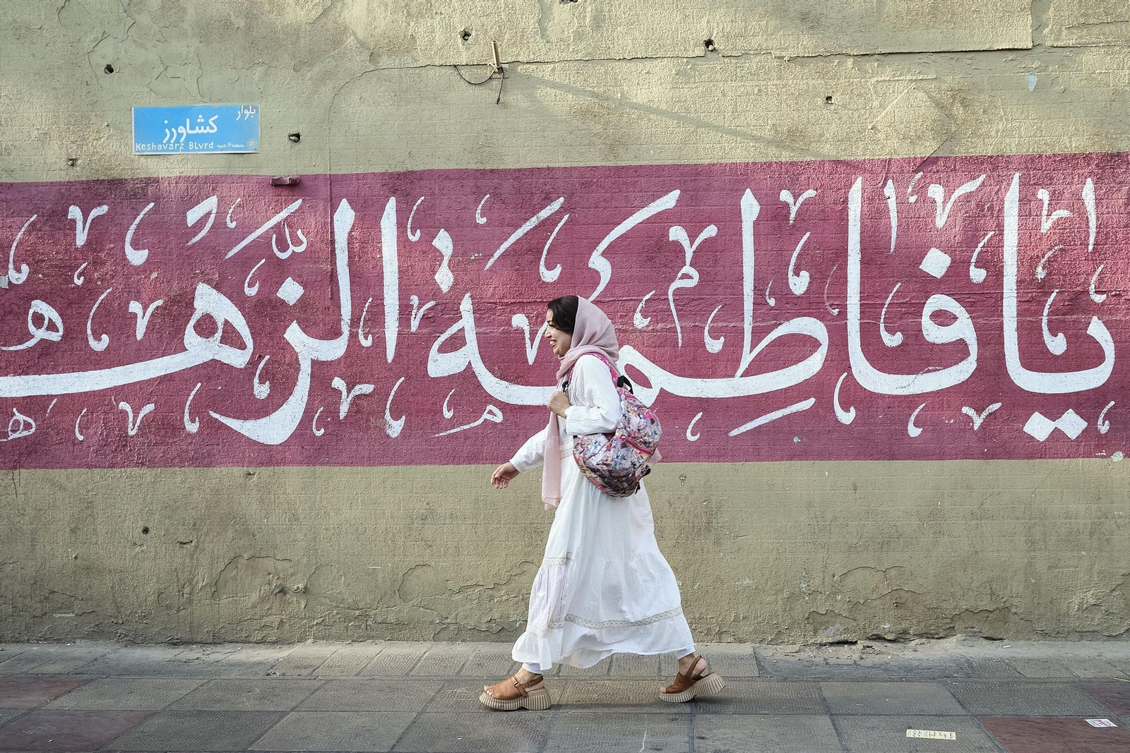 Una mujer pasea por Teherán con el flequillo al aire.