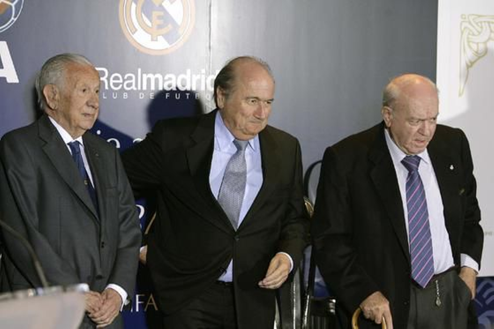 Samaranch posa junto a Alfredo di Stéfano y Joseph Blatter en 2006, el día en que el presidente de la FIFA recibió el título de Socio de Honor del Real Madrid.

Foto: Ángel Díaz / Efe