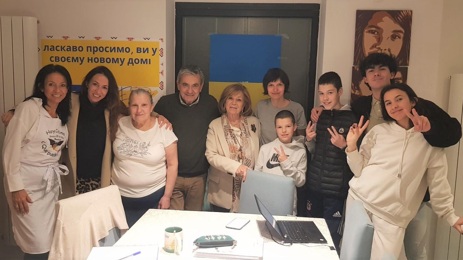 Tras dos semanas de convivencia, foto de familia en la casa de Jorge y Raquel con los ucranianos y con los padres de Jorge.
