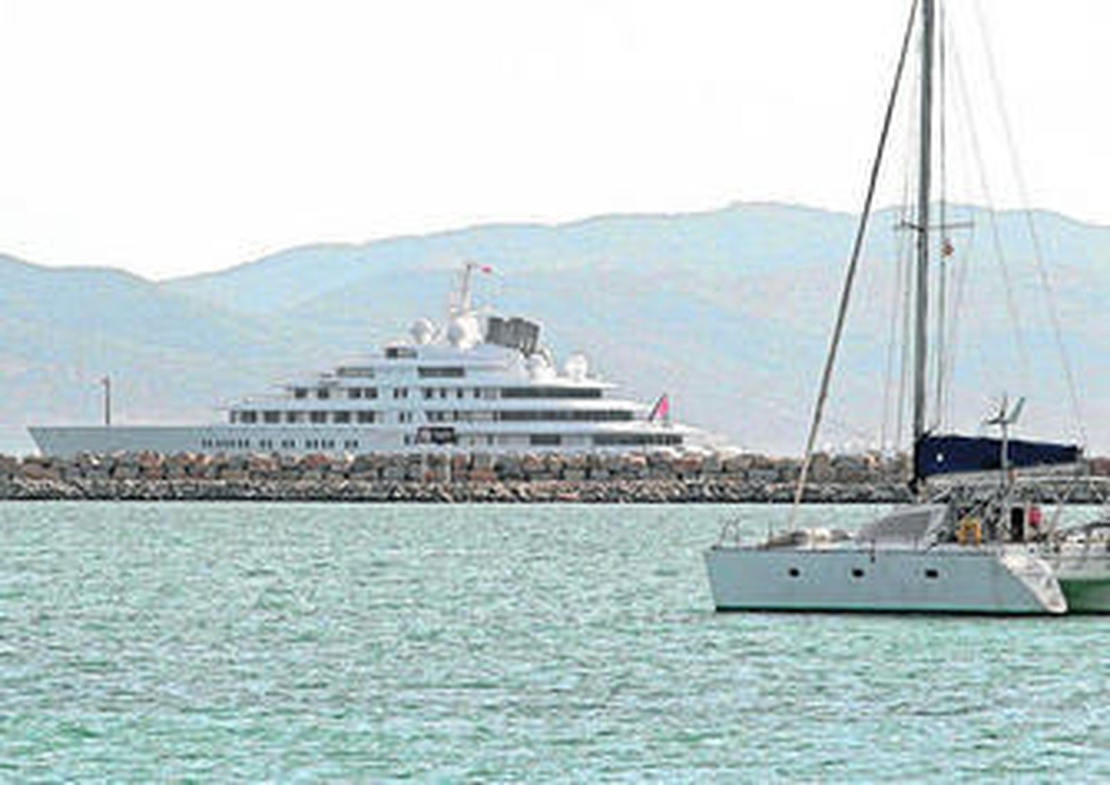 Al fondo, el superyate 'Azzam', ayer junto al puerto de Gibraltar.