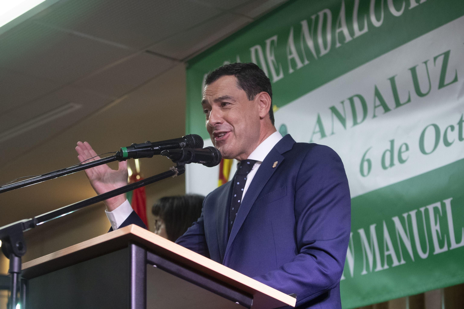 El presidente de la Junta de Andalucía, Juanma Moreno, recibe el reconocimiento 'Andaluz del Año 2023' otorgado por la Casa de Andalucía en Barcelona.
