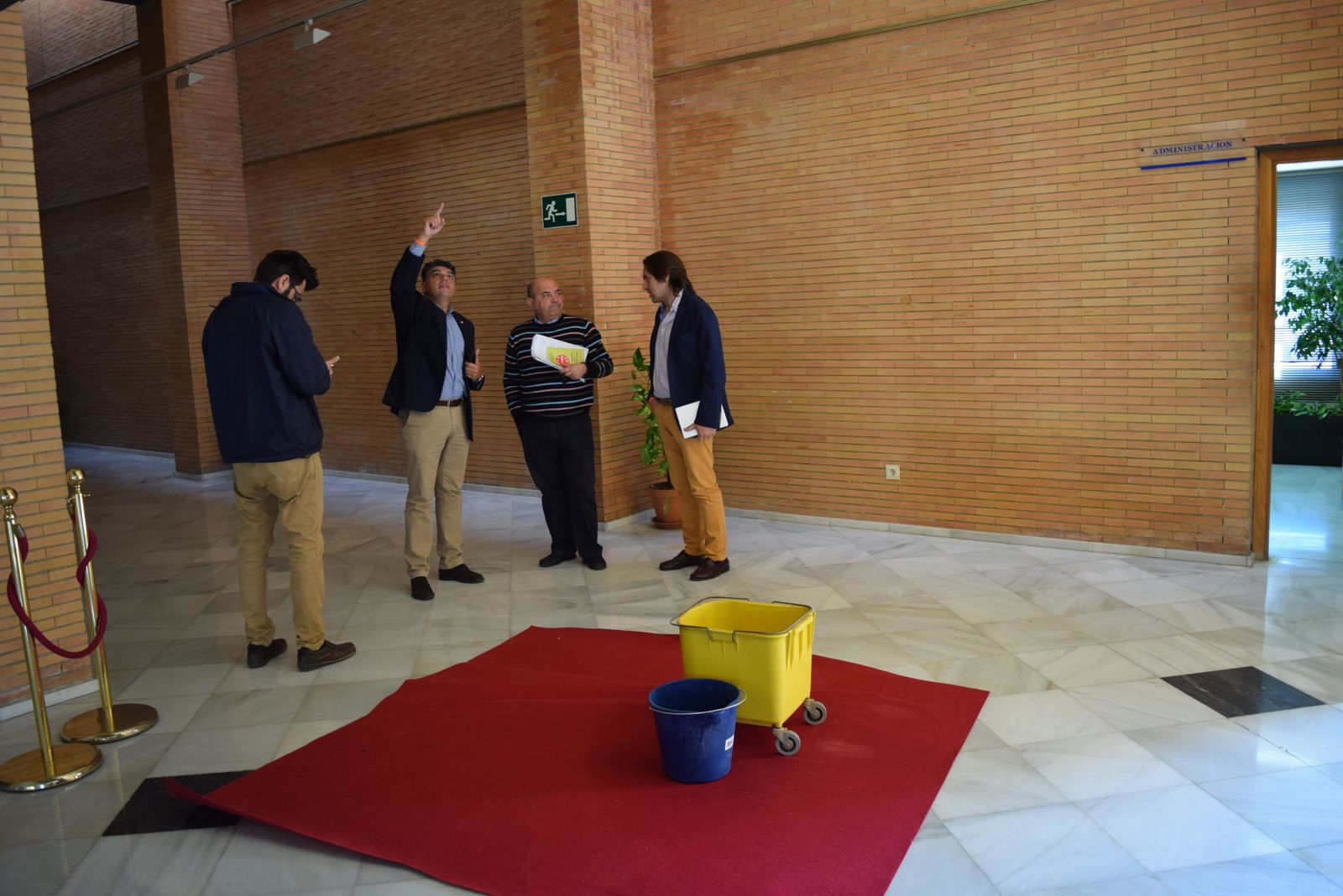 Los concejales Cazorla y Burgos observan las goteras del Auditorio.