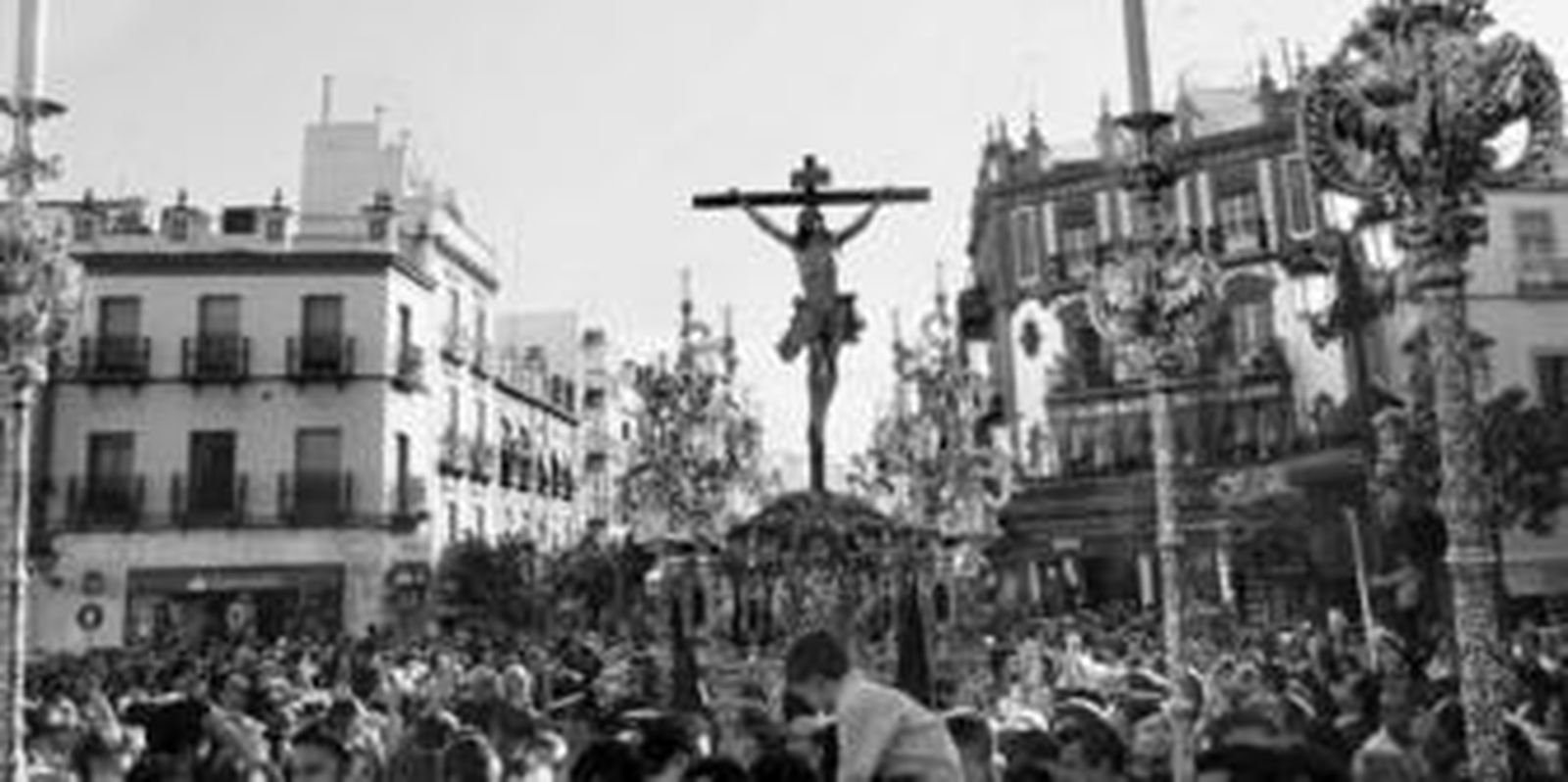 El Cristo del Cachorro a su paso por una plaza del Altozano abarrotada de público.