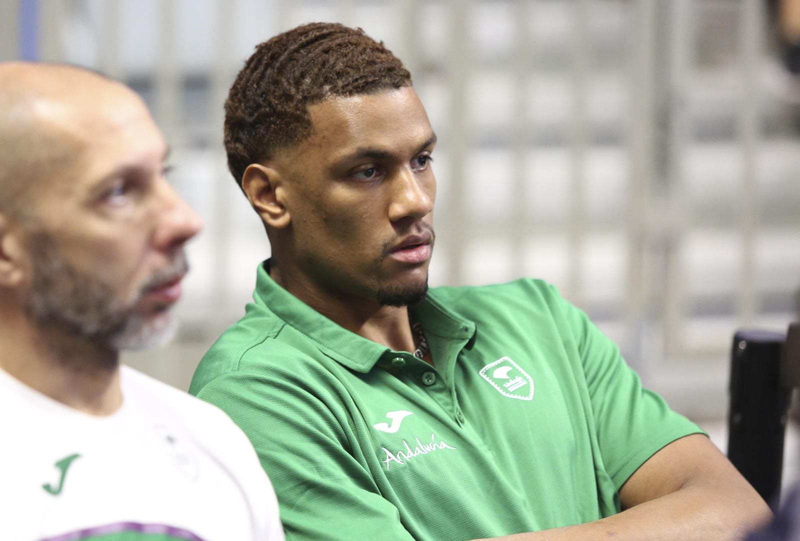 Toupane observa el partido desde el banquillo.