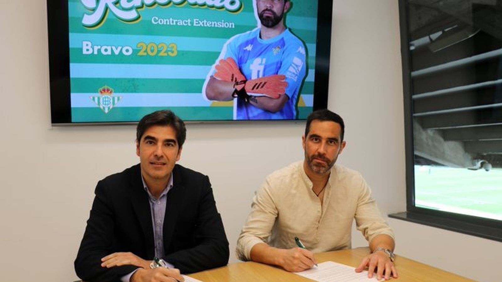 Claudio Bravo junto al presidente, Ángel Haro.