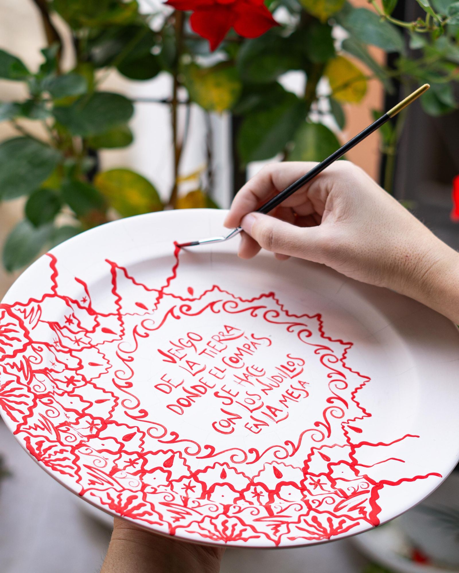 Peña pinta uno de sus platos.