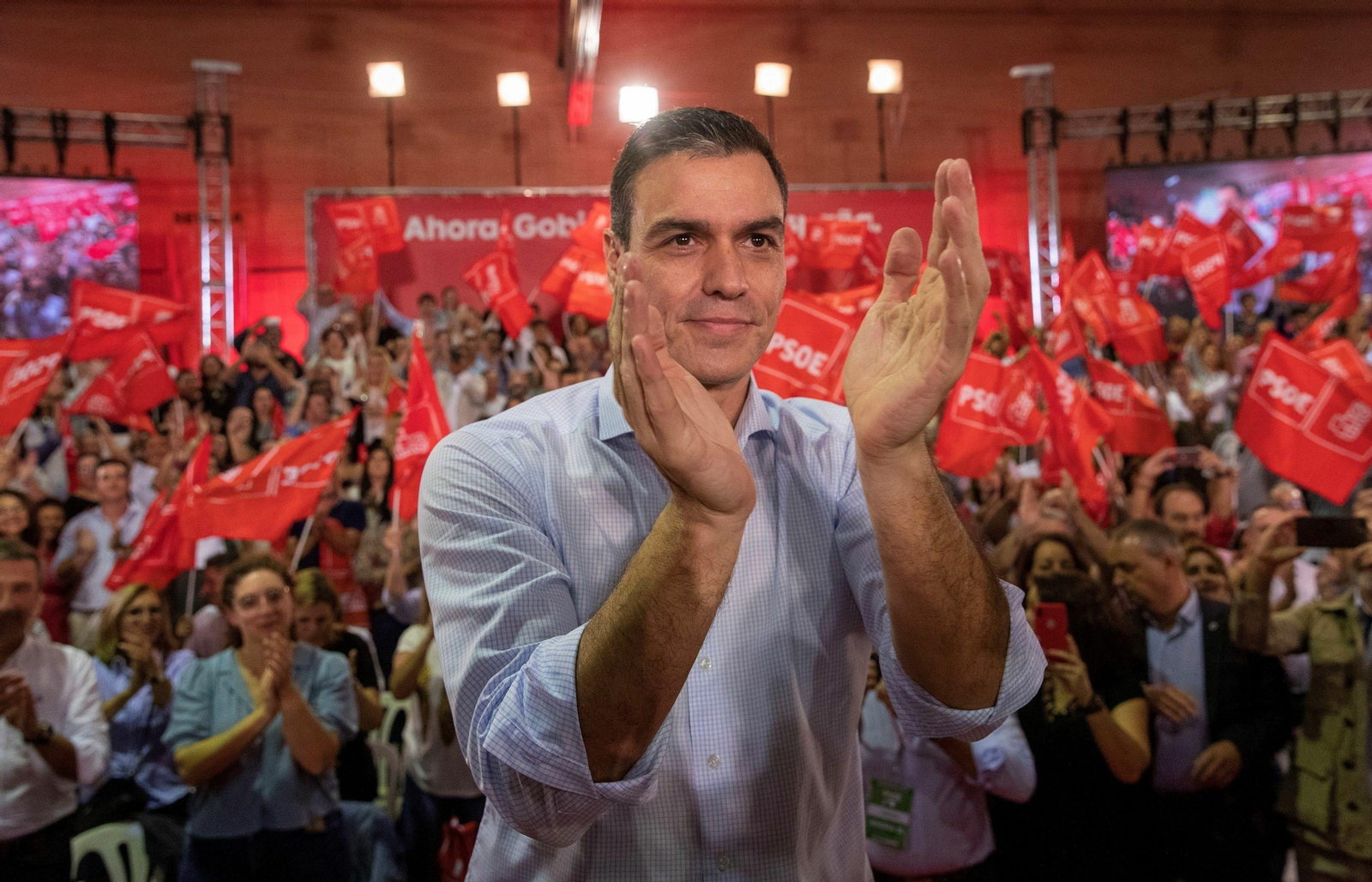 Pedro Sánchez inicia su campaña electoral en Sevilla, acompañado por Susana Díaz y la ministra María Jesús Montero.