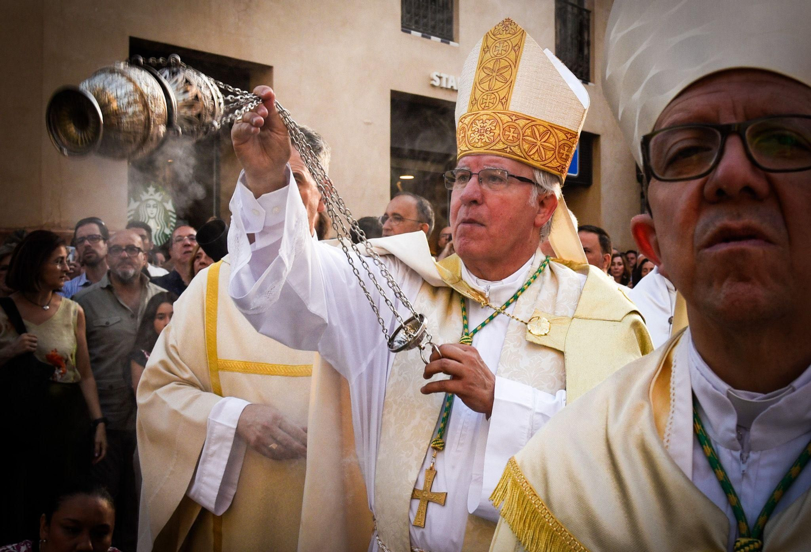 El arzobispo de Sevilla, José Ángel Saiz Meneses, durante la procesión de la Virgen de los Reyes.