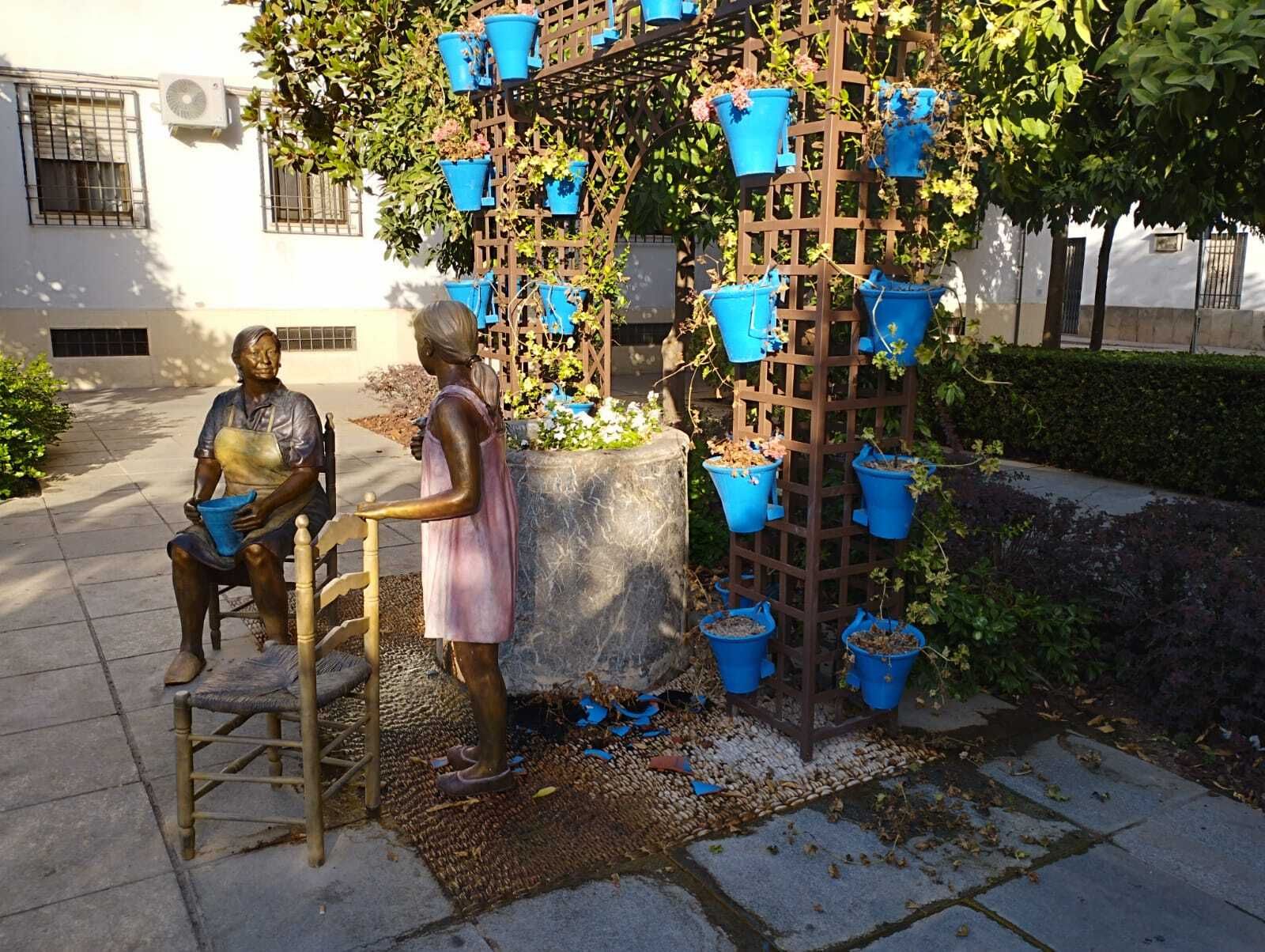 Macetas rotas y plantas secas en el nuevo conjunto escultórico.