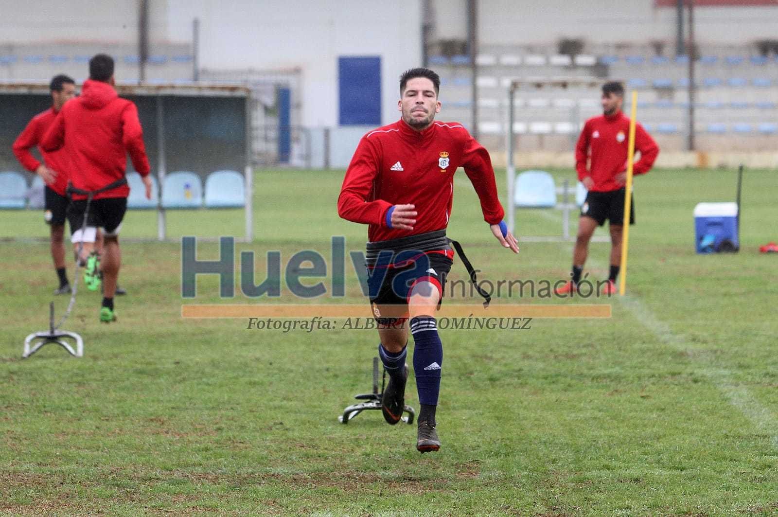 Caye Quintana se ejercita sobre el césped  de la Ciudad Deportiva esta mañana.