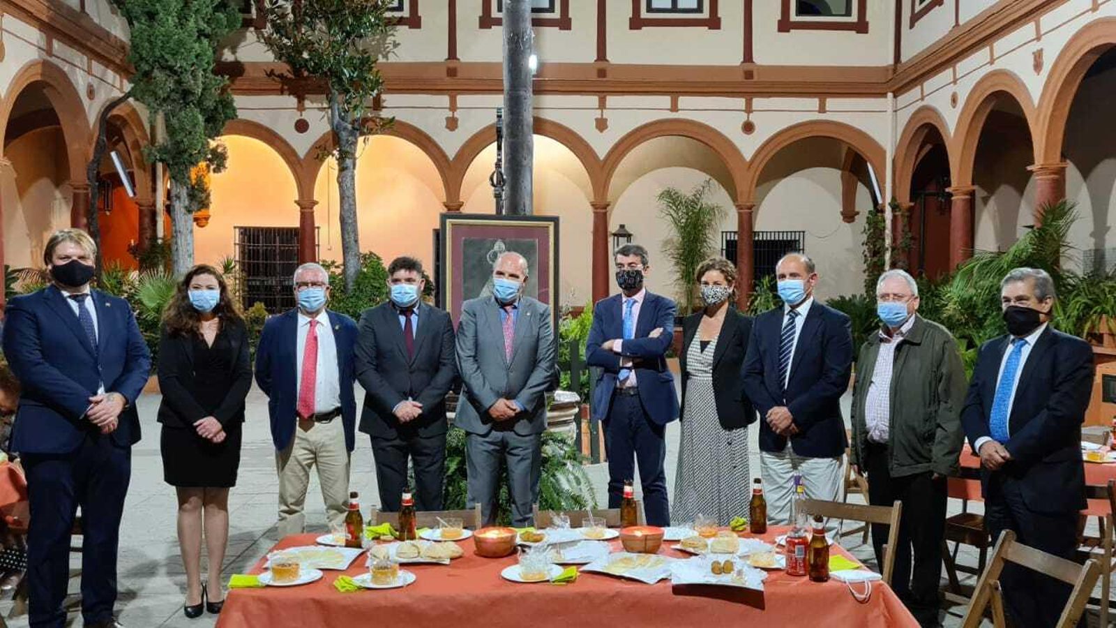 Foto de familia de los invitados a la recepción ofrecida por Juan Mera con motivo del pregón de la Patrona 2020.