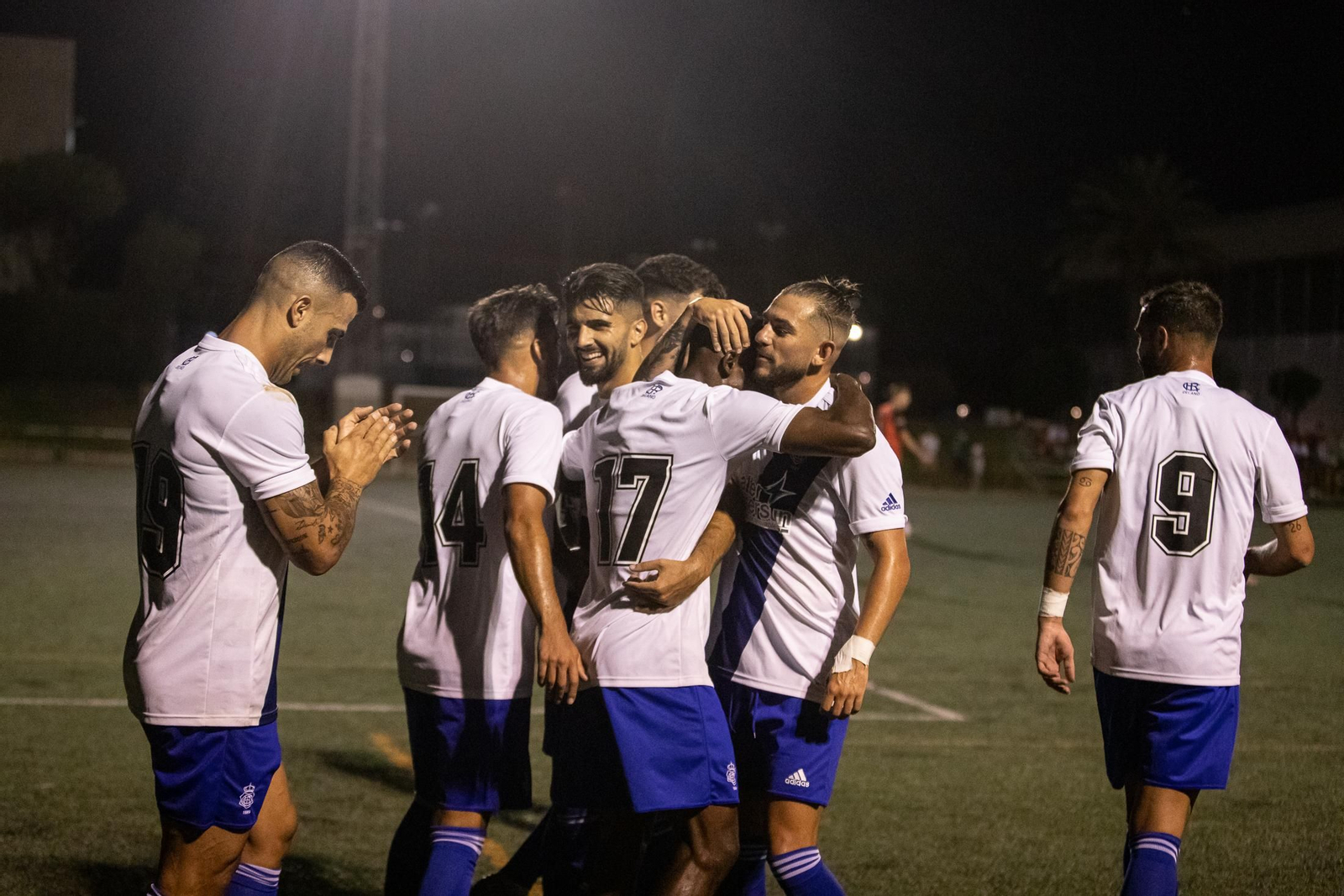 Los albiazules en el choque ante el Cartaya en el Trofeo Platero de Moguer