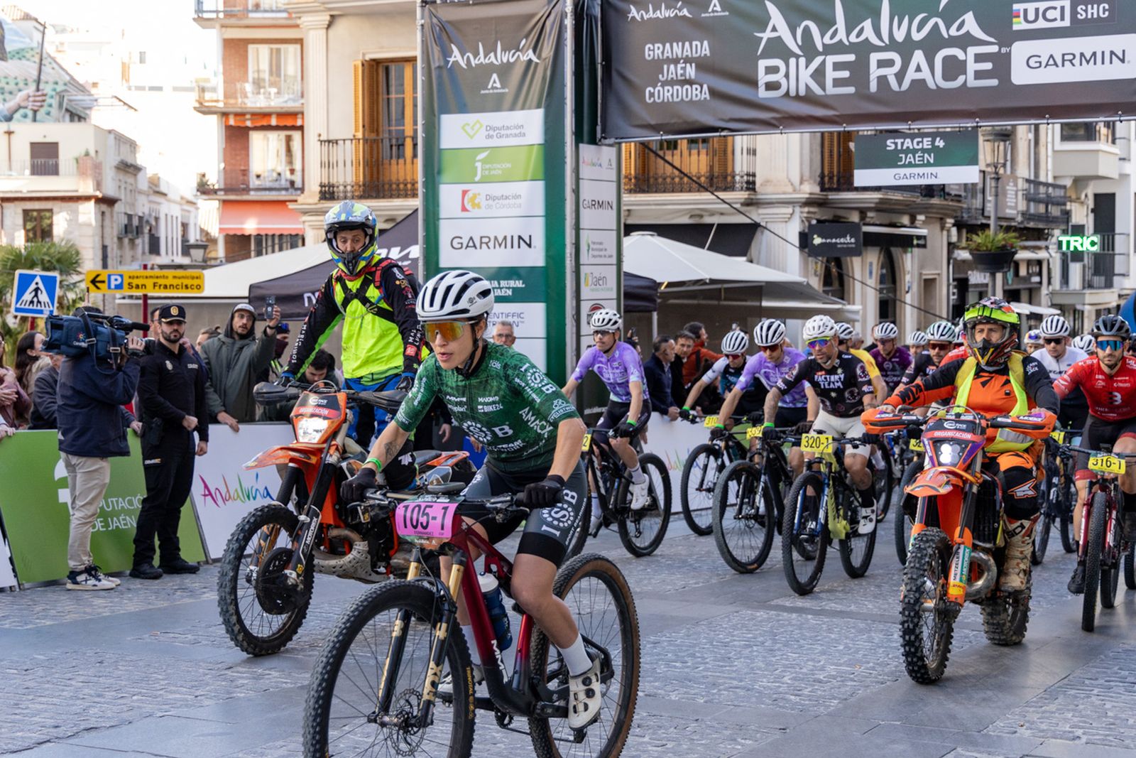 Jaén, protagonista de nuevo en la salida de la tercera etapa de la Andalucía Bike Race