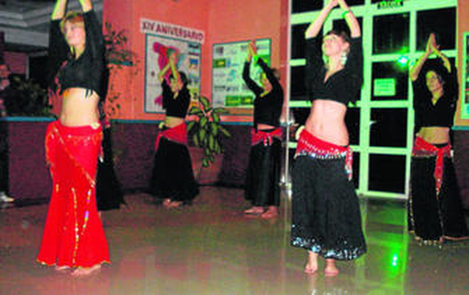 Silvia Carbayo, con falda roja, realiza un baile con un grupo de alumnas.