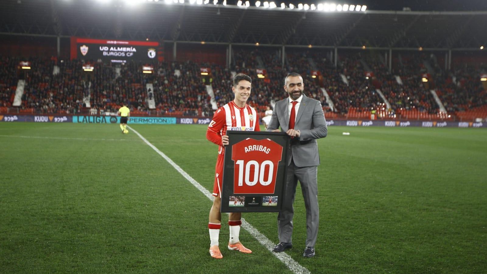 Sergio Arribas posa junto con Mohamed El Assy con su camiseta de los 100 partidos con la UDA.