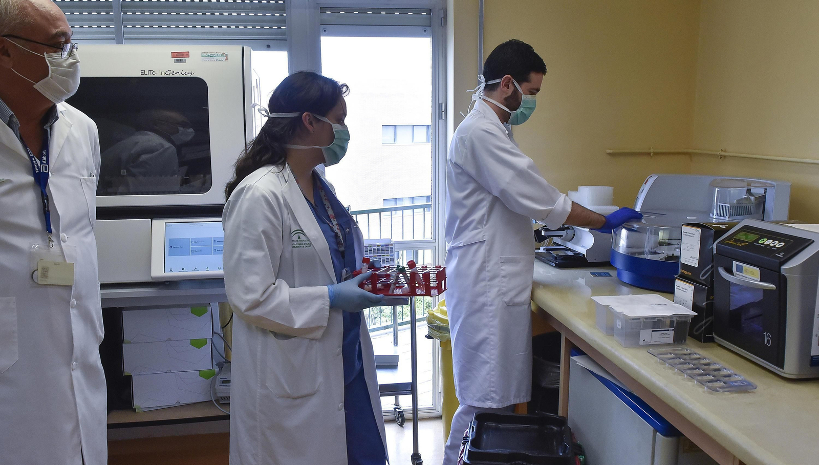 Sanitarios en el registro de muestras del laboratorio  del Virgen del Rocío.