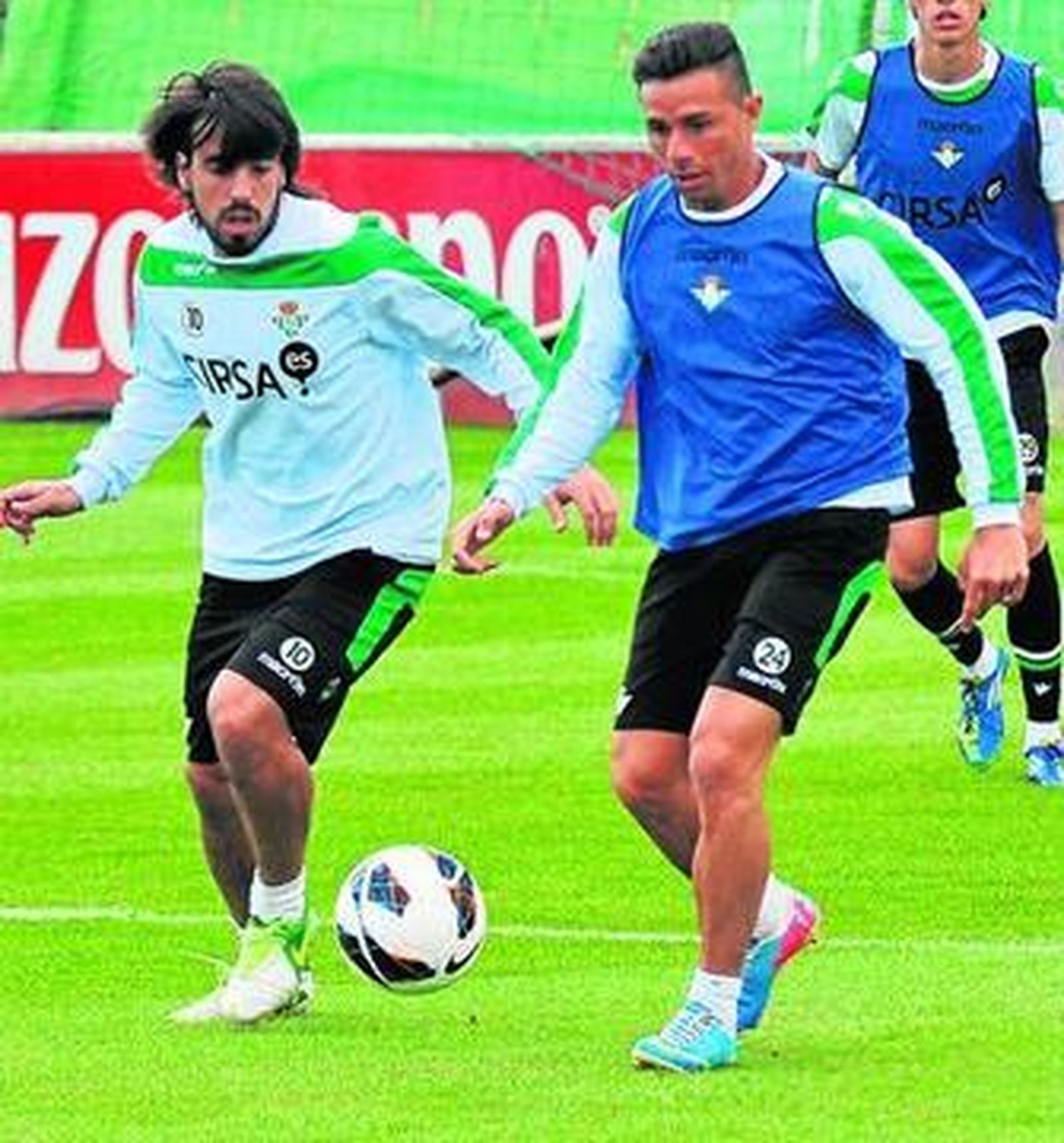 Rubén Castro espera el balón ante la oposición de Beñat en el entrenamiento de ayer.