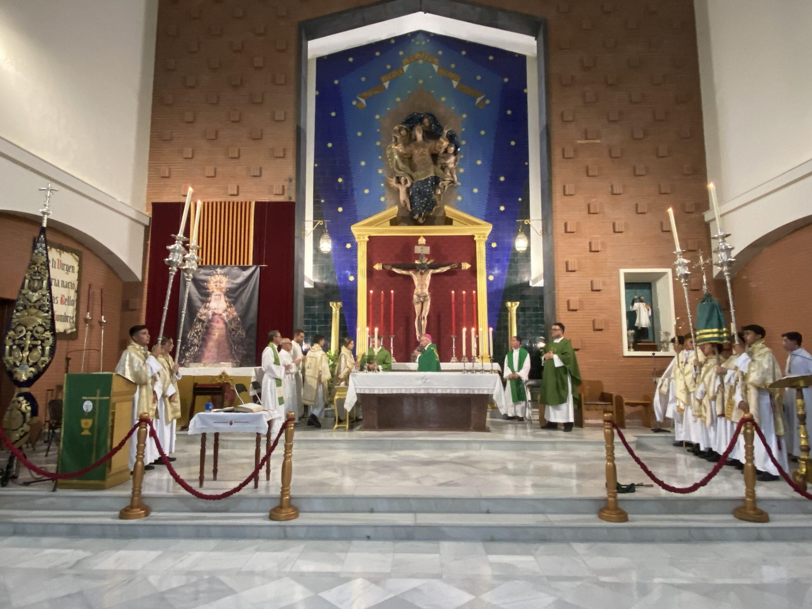 Fotogalería de la toma de posesión de los sacerdotes de Las Viñas, Santiago y San Pedro en Jerez