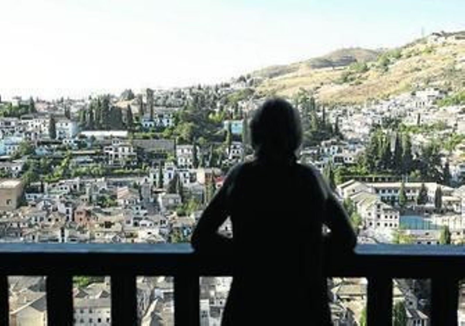Un visitante admira una panorámica de la ciudad desde la Alhambra.