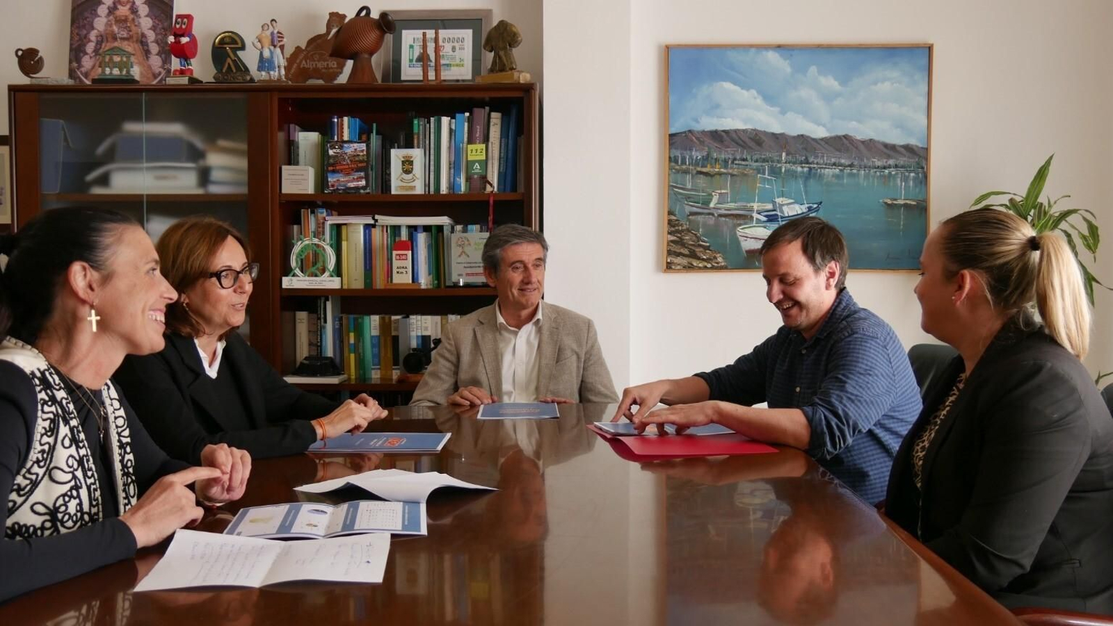 Manuel Cortés y ediles de su equipo de Gobierno dan forma junto a Berrintxe Producciones al nuevo 'Juergas'.