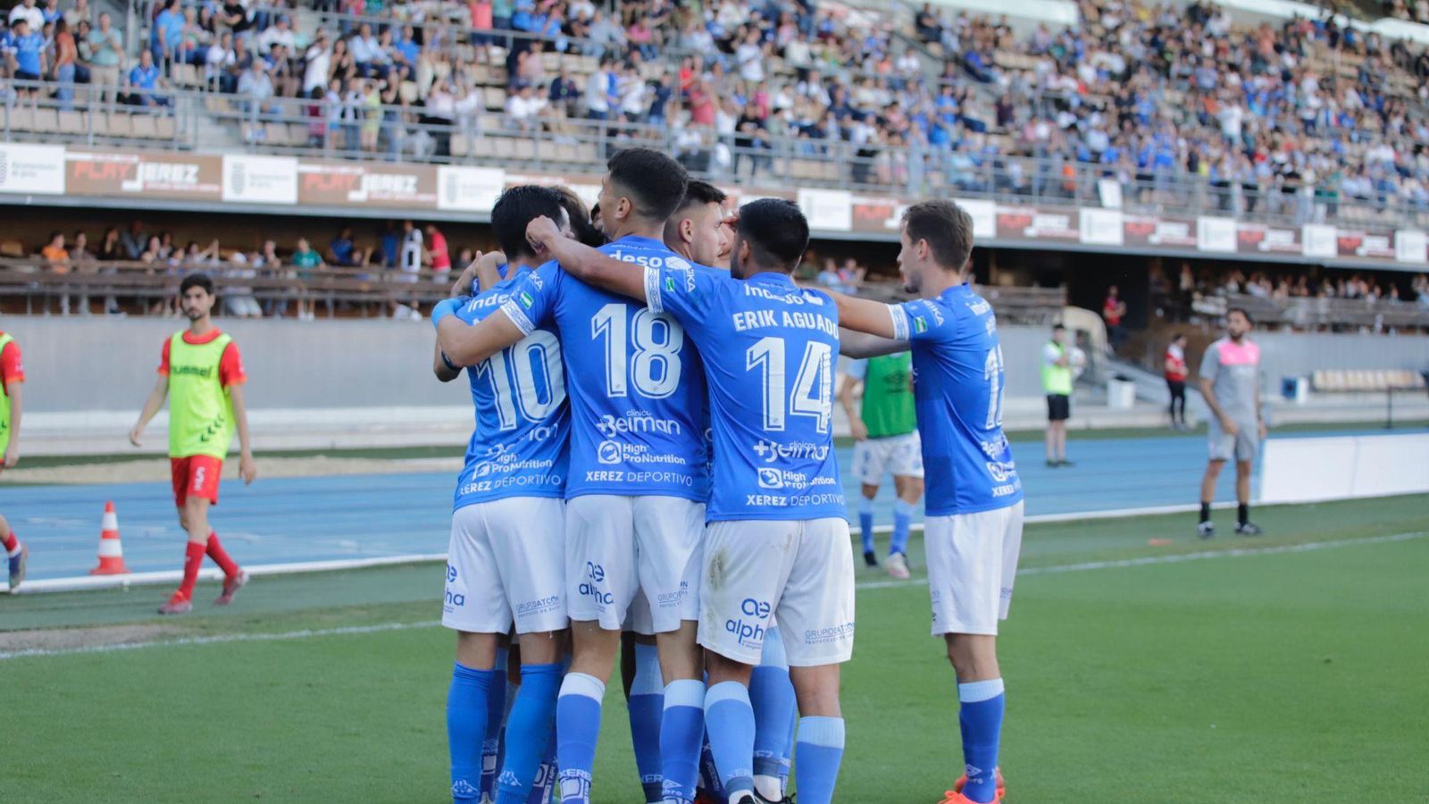 Los azulinos hacen piña para celebrar el 2-0 de Oca.