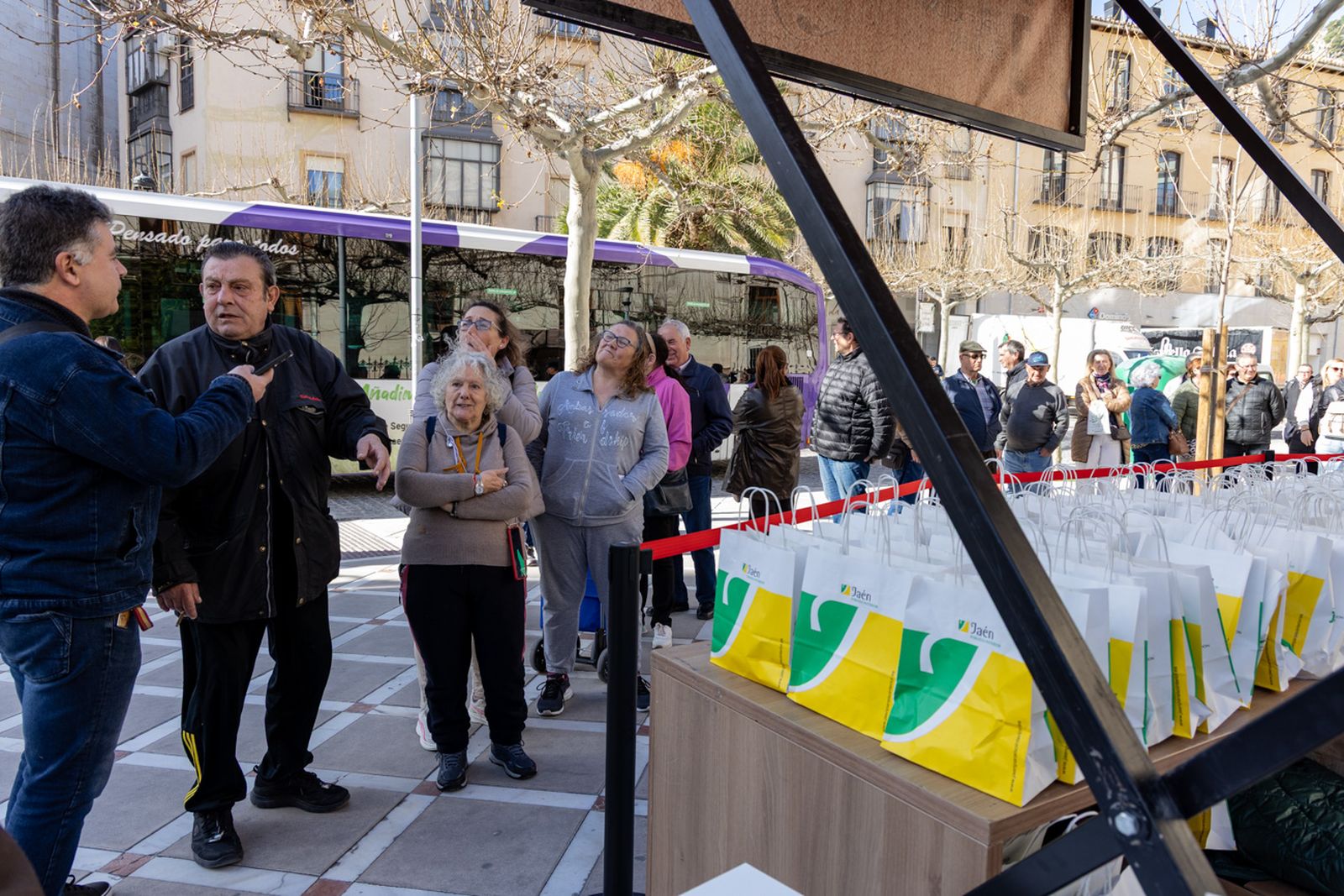 Izado de la Bandera de Andalucía y en un desayuno molinero en Jaén