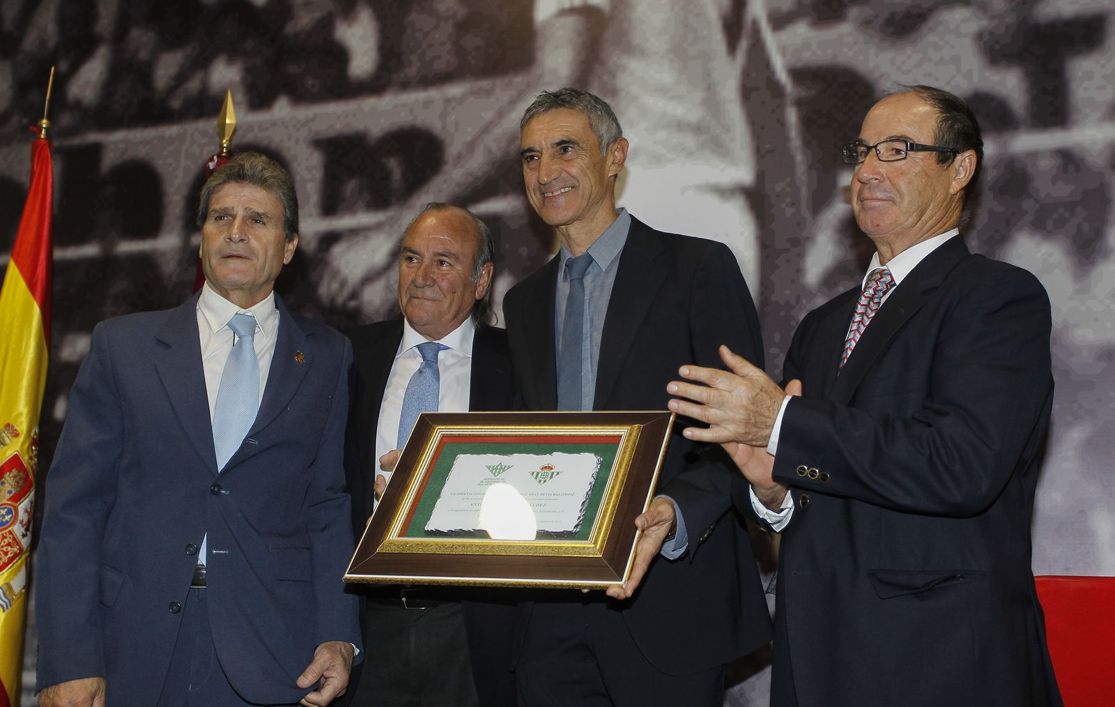 Entrega del Dorsal del Leyenda del Sevilla a Antonio Álvarez