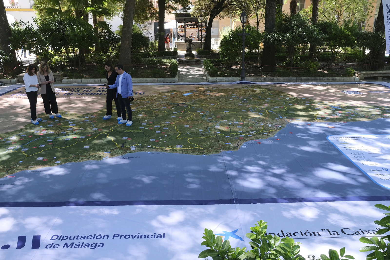 Visita de la alcaldesa y la diputada provincial al mapa gigante