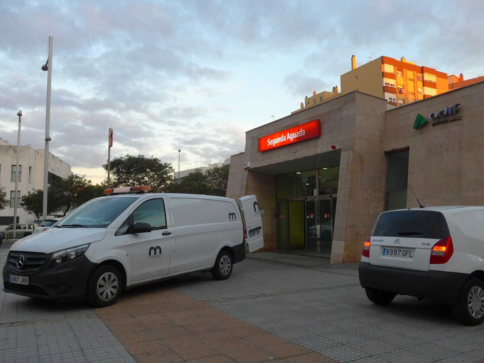 El coche de los servicios funerarios permanece fuera de la estación de la Segunda Aguada.