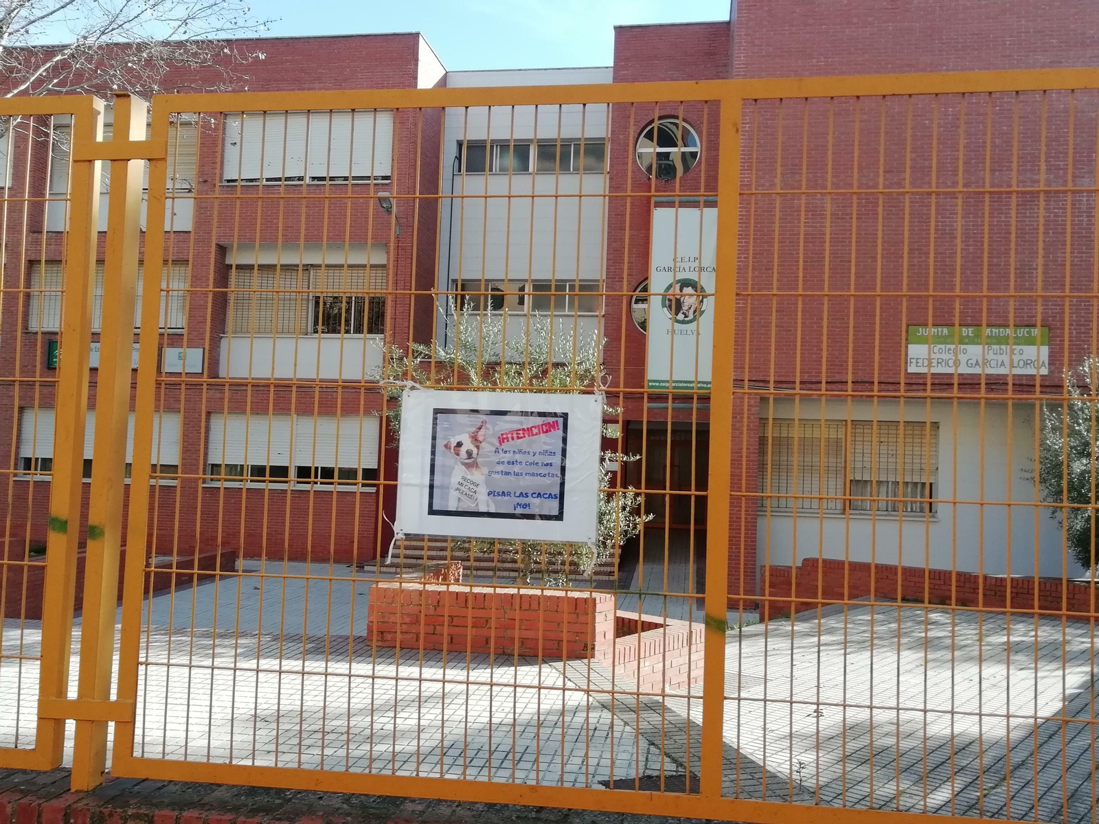 Cartel en la valla del Colegio Federico García Lorca.