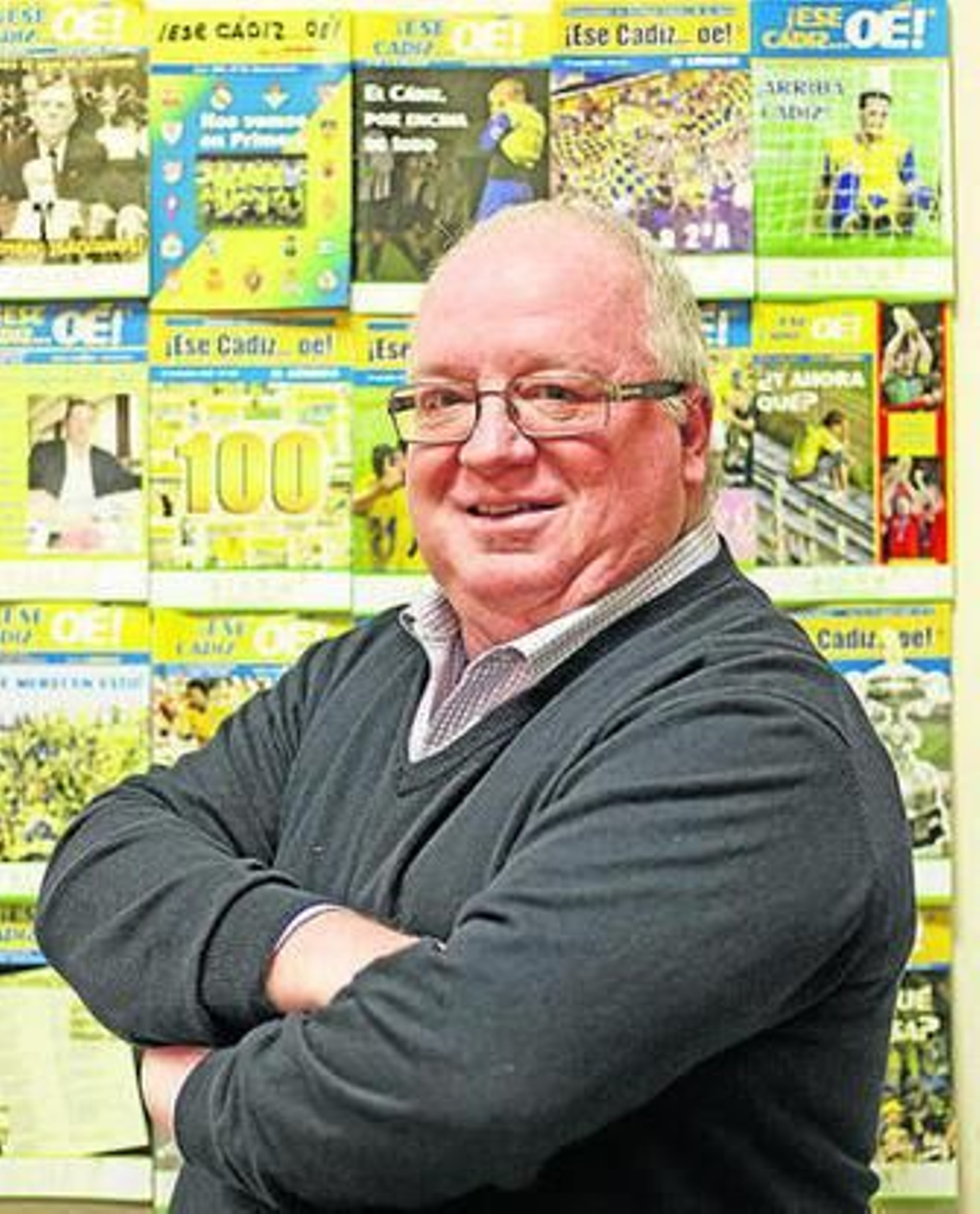 Carlos Medina, director de Línea 6, ante numerosas revistas.