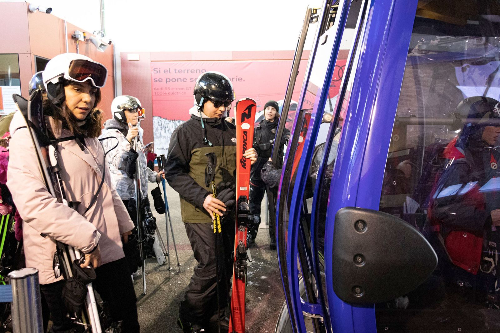 Imagen de archivo de esquiadores accediendo al telecabina en Sierra Nevada