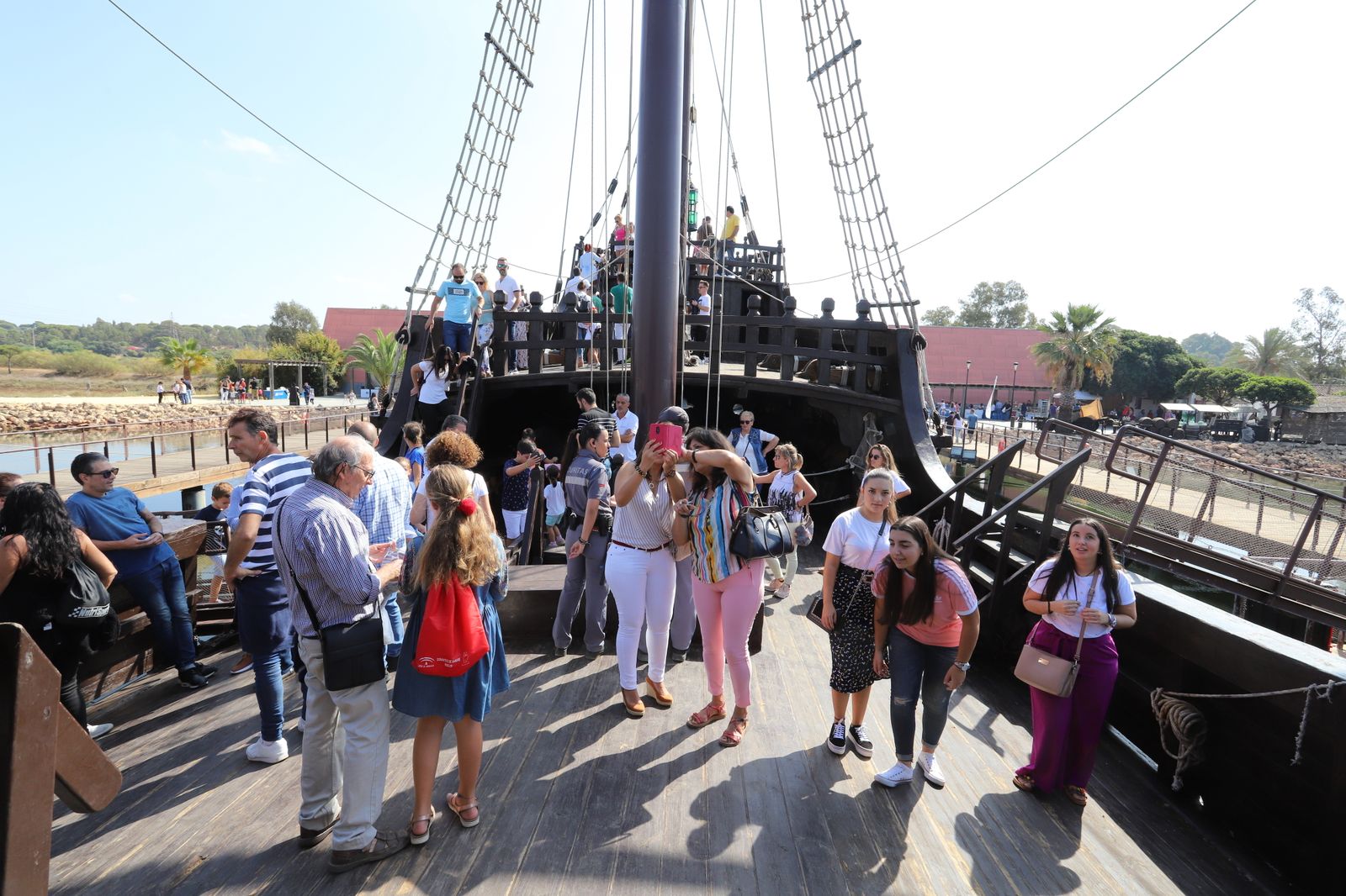 Imágenes de la jornada de puertas abiertas en el Muelle de las Carabelas