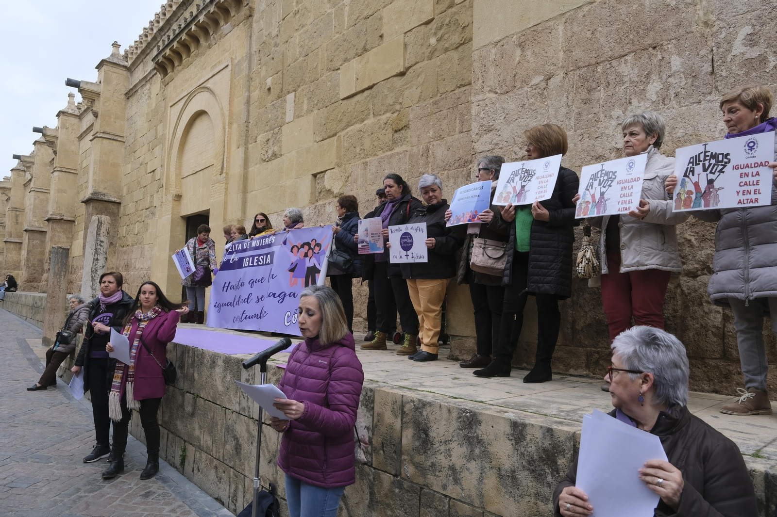 La concentración de la Revuelta de mujeres en la Iglesia en la Mezquita-Catedral de Córdoba, en imágenes